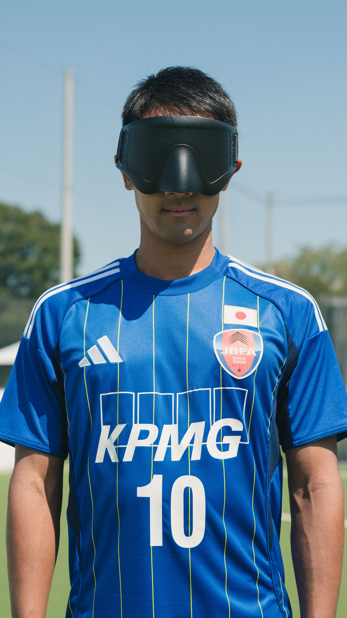 ブラインドサッカー男子日本代表キャプテン 新ユニフォーム『ひかり』の1st青を着用