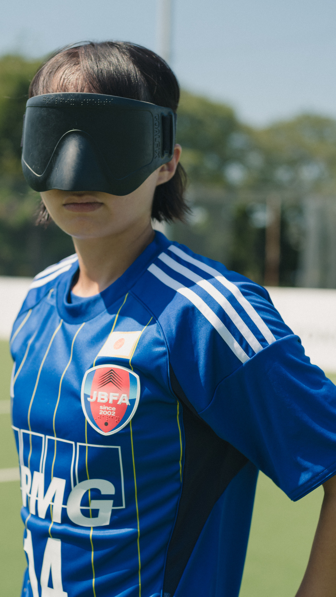 ブラインドサッカー女子日本代表キャプテン 新ユニフォーム『ひかり』の1st青を着用